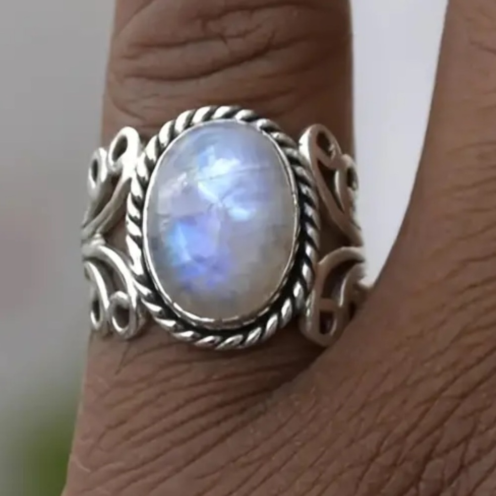 NWT Vintage Ring With Inlaid Moonstone.